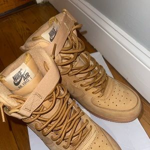 AIR FORCE 1  HIGH LV8 (GS) size 6Y